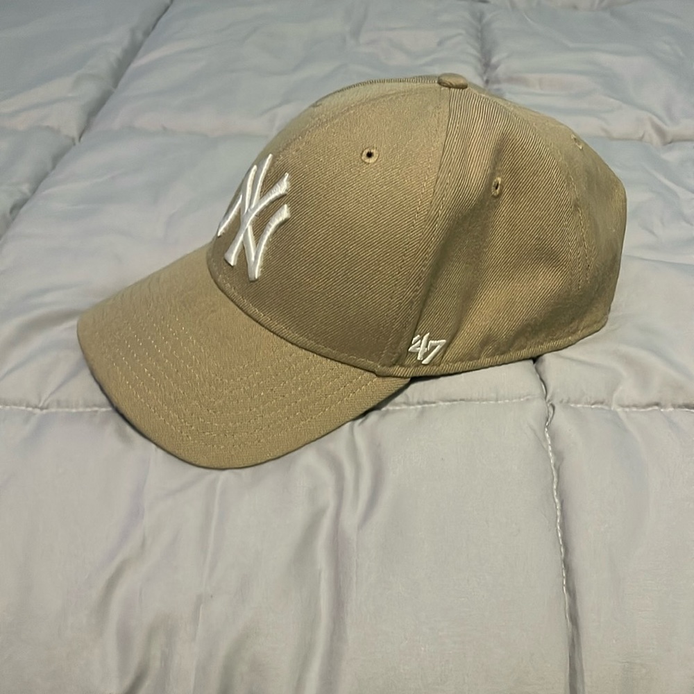 Adjustable Beige Yankee Hat